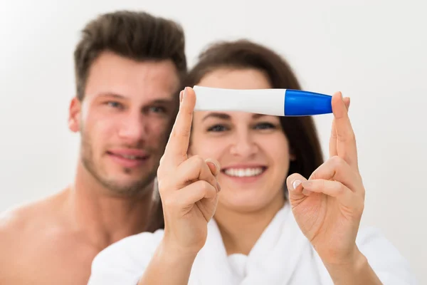 Couple with Result Of Pregnancy Test — Stock Photo, Image