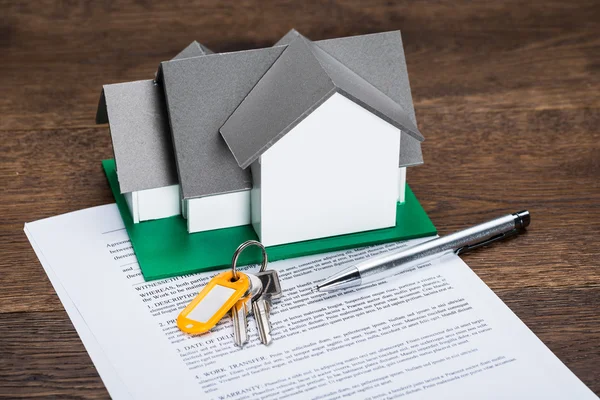 House Model And Contract Paper — Stockfoto
