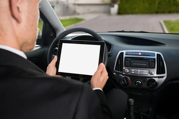 Geschäftsmann mit digitalem Tablet — Stockfoto