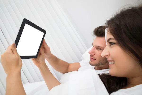 Paar schaut auf digitales Tablet — Stockfoto