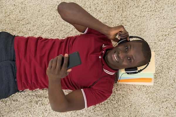 Hombre escuchando música —  Fotos de Stock