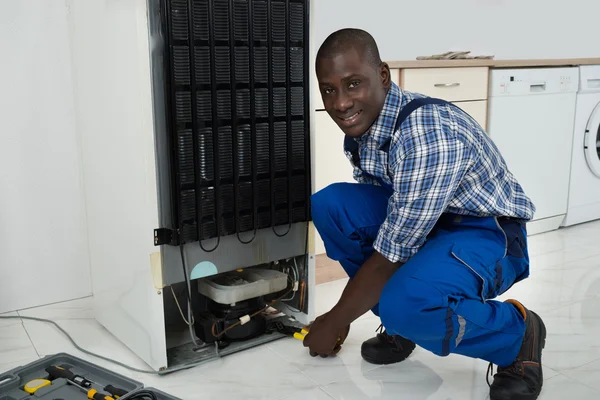 Técnico que fixa o refrigerador — Fotografia de Stock