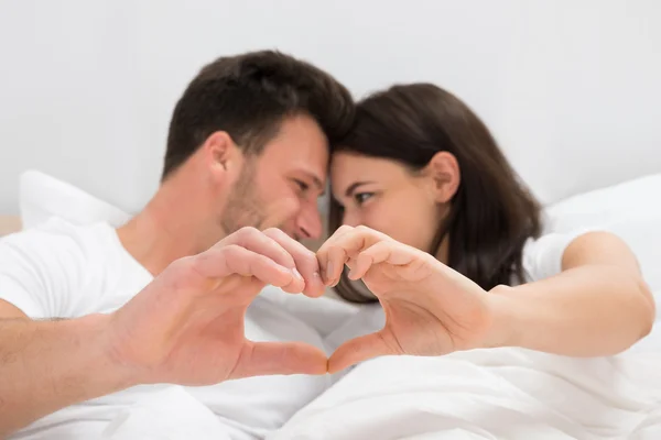 Pareja formando forma de corazón —  Fotos de Stock