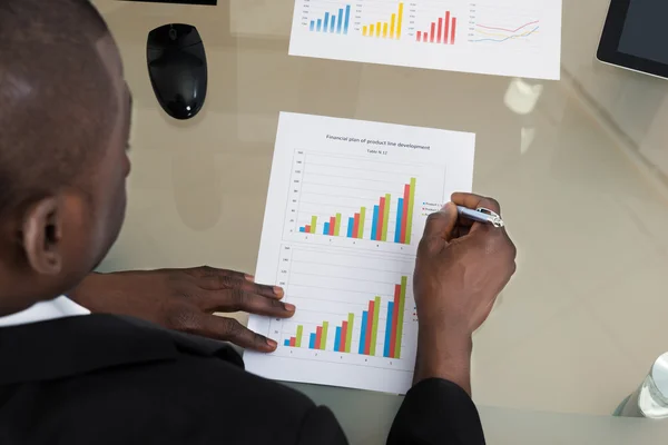 Businessman Working With Graph — Stock Photo, Image