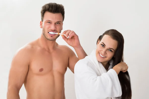 Человек чистит зубы — стоковое фото