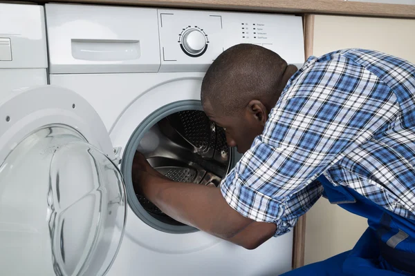 Técnico de reparação de máquina de lavar roupa — Fotografia de Stock