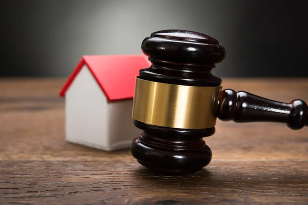 House Model With Gavel — Stock Photo, Image