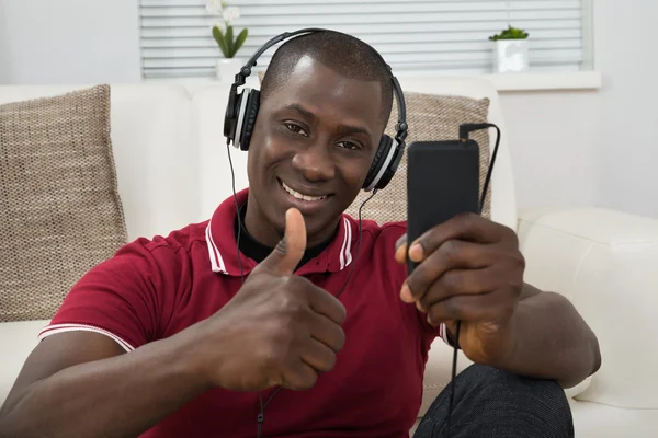 Man die muziek luistert op een koptelefoon — Stockfoto