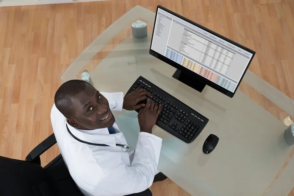 Doctor Typing On Computer Keyboard — Stock Photo, Image