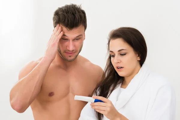 Paar schaut sich Schwangerschaftstest an — Stockfoto