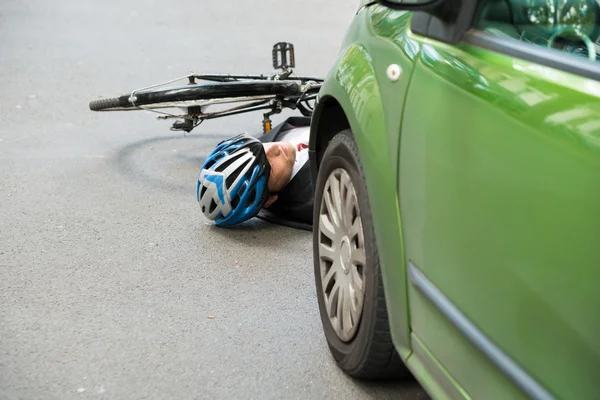 道路交通事故后骑自行车的人 — 图库照片