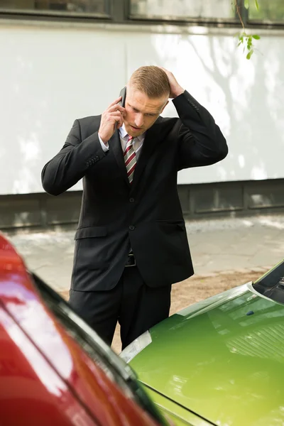 Driver fazendo chamadas telefônicas — Fotografia de Stock