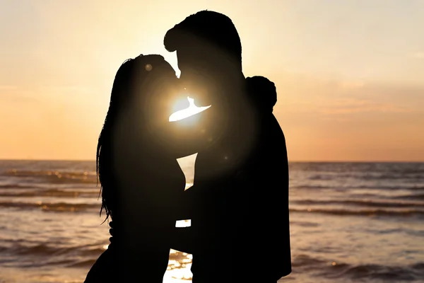 Couple Kissing At Beach — Stock Photo, Image