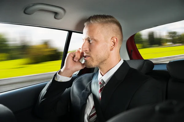 Affärsman med hjälp av mobiltelefon — Stockfoto