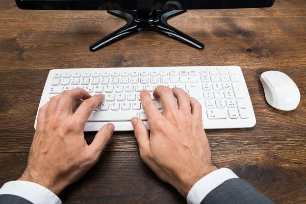 Geschäftsmann tippt am Computer — Stockfoto