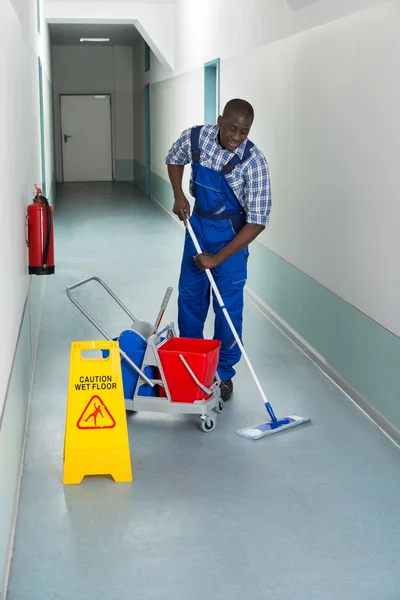 Janitor pulizia pavimento — Foto Stock