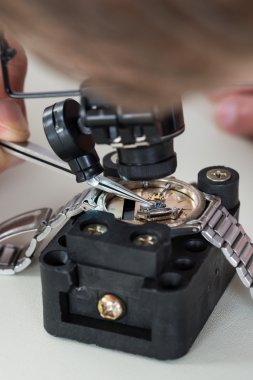 Büyüteç ve cımbız ile kol saati