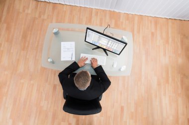 Bilgisayarda çalışan iş adamı