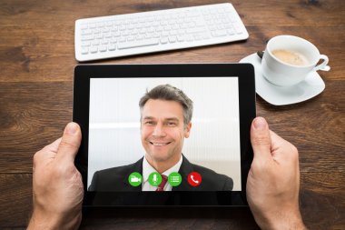 İşadamı görüntülü meslektaşı ile sohbet