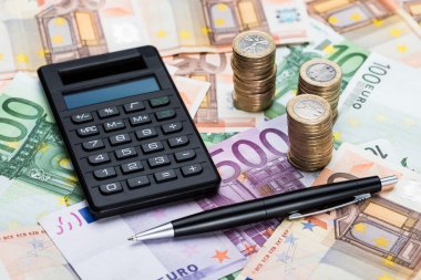Hesap makinesi ve kalem Euro banknot üzerinde