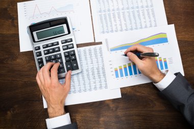 İşadamı işin finansal hesaplamalar