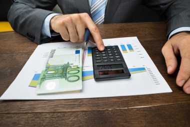 İşadamı çözümlenirken grafik