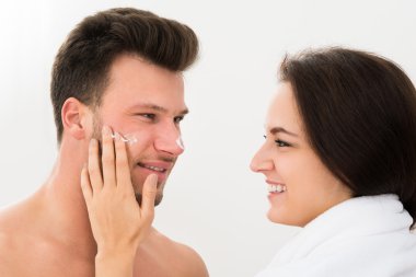 nemlendirici uygulayarak kadın