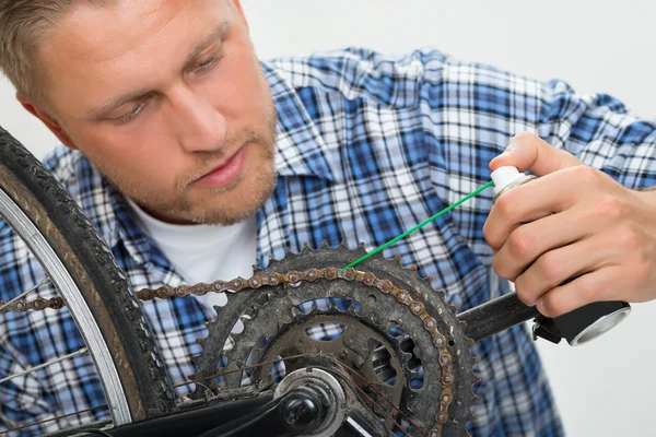 Man oljning cykel kedja — Stockfoto