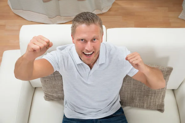 Hombre apretando puños — Foto de Stock