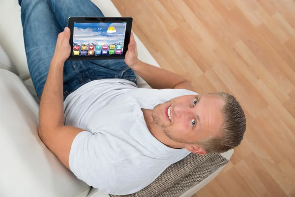 Uomo sul divano con laptop — Foto Stock