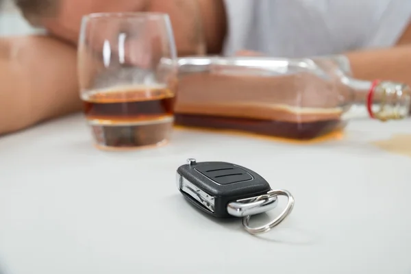 Homme avec alcool et clé de voiture — Photo