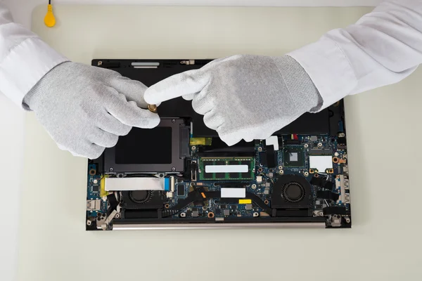 Técnico Reparación de Laptop — Foto de Stock