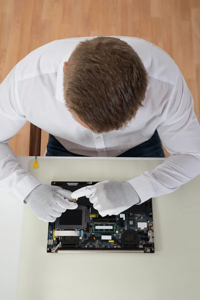 Homme Réparation ordinateur portable carte mère — Photo