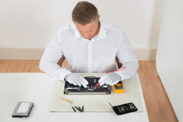 Hombre examinando la placa base — Foto de Stock