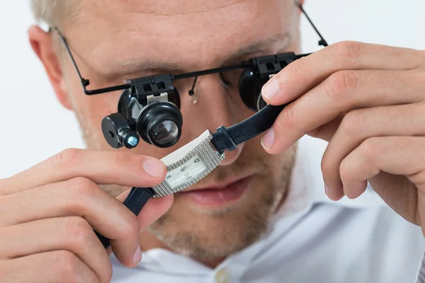 Man ser på armbandsur — Stockfoto