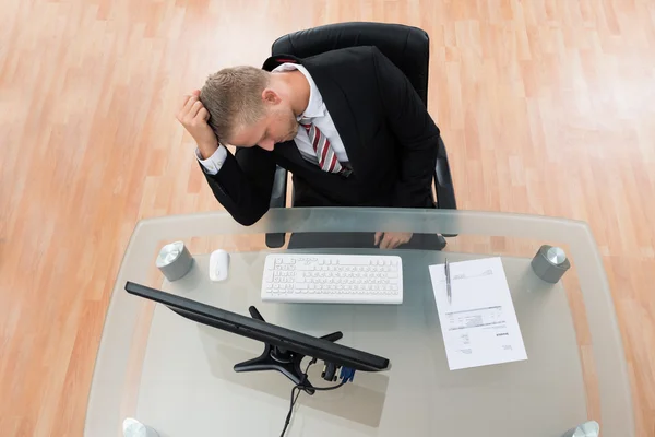 Müder Geschäftsmann im Amt — Stockfoto