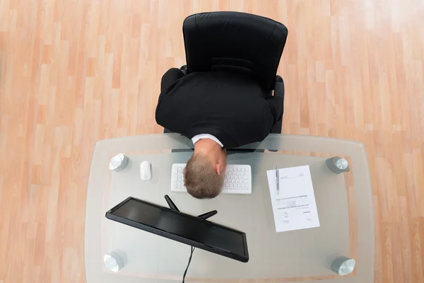 Homem de negócios cansado no escritório — Fotografia de Stock