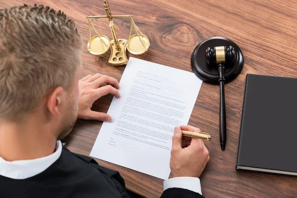 Rechter schrijven op papier — Stockfoto