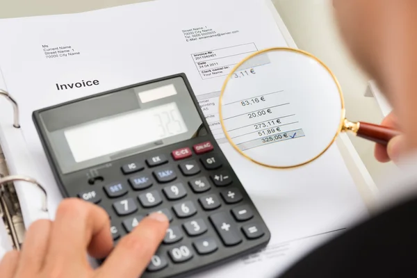 Zakenman onderzoeken rekeningen — Stockfoto