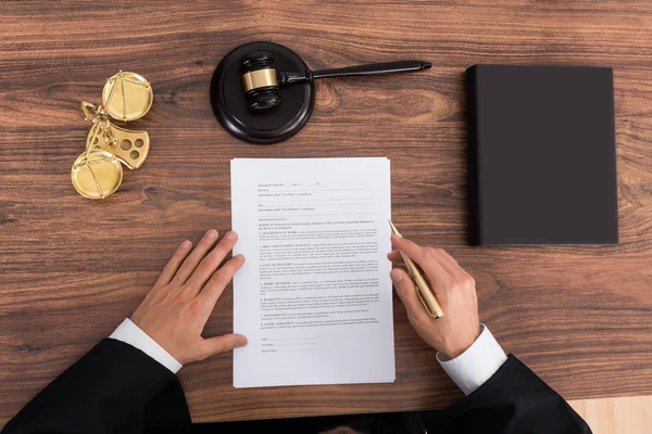 Judge Reading Paper In Courtroom — Stock Photo, Image