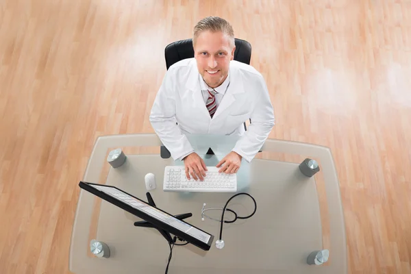 Doctor Working On Computer — Stock Photo, Image