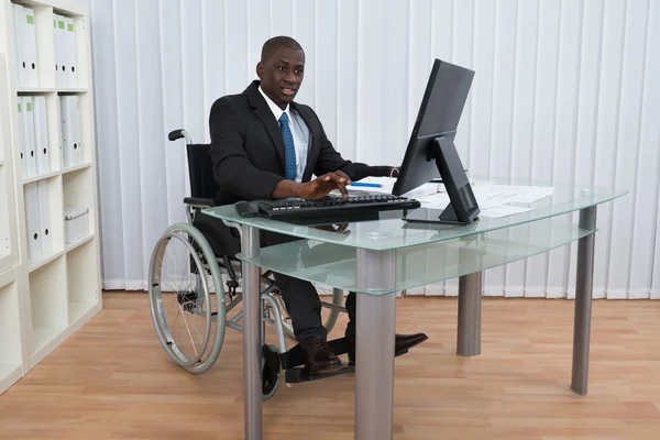 Hombre de negocios trabajando en la oficina — Foto de Stock