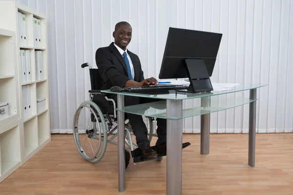 Empresário que trabalha no escritório — Fotografia de Stock