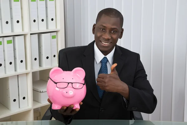 Hombre de negocios mostrando pulgar hacia arriba — Foto de Stock