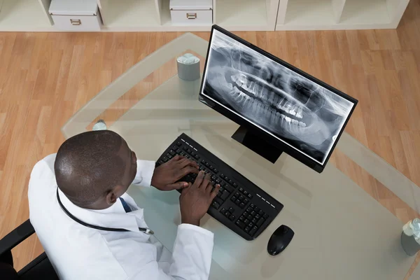 Dentist Looking At Teeth X-ray — Stock Photo, Image