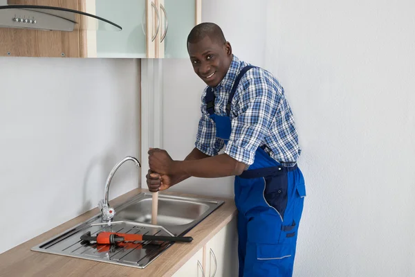 Plumber Cleaning Sink — Stock Photo, Image