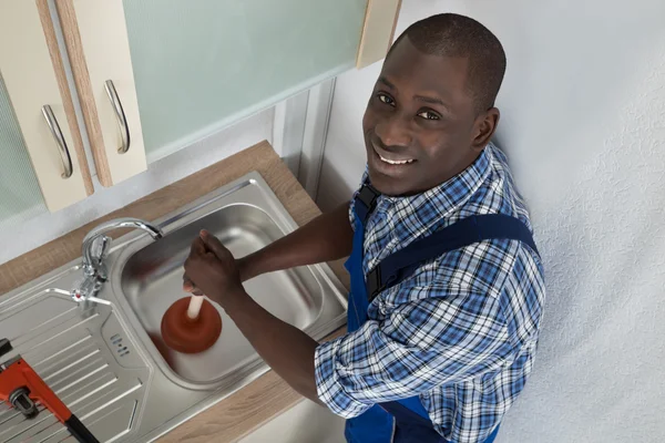 Plumber Cleaning Sink — Stock Photo, Image