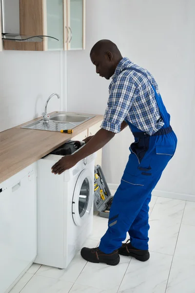 Technicien tirant la machine à laver — Photo