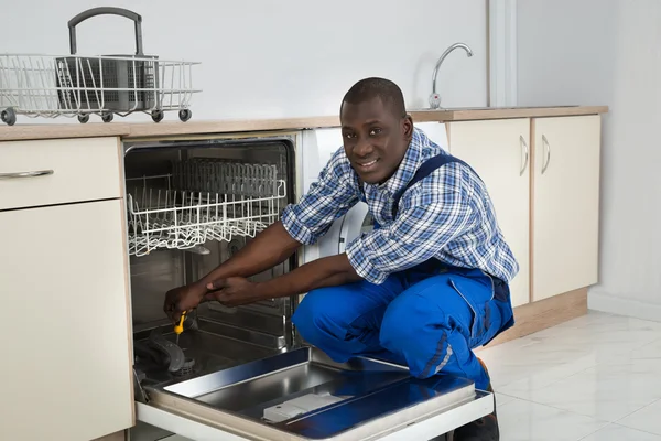 Επισκευαστής επισκευή πλυντήριο πιάτων — Φωτογραφία Αρχείου