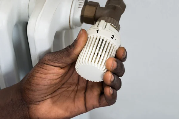 Mão ajustando o radiador termostato — Fotografia de Stock